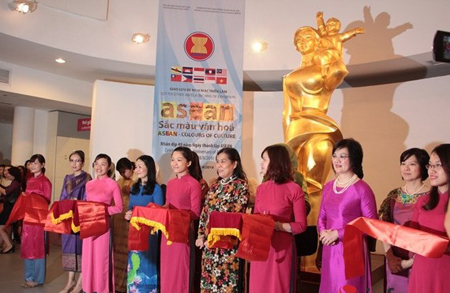 Khai mạc triển lãm “ASEAN - Sắc màu Văn hóa”.
